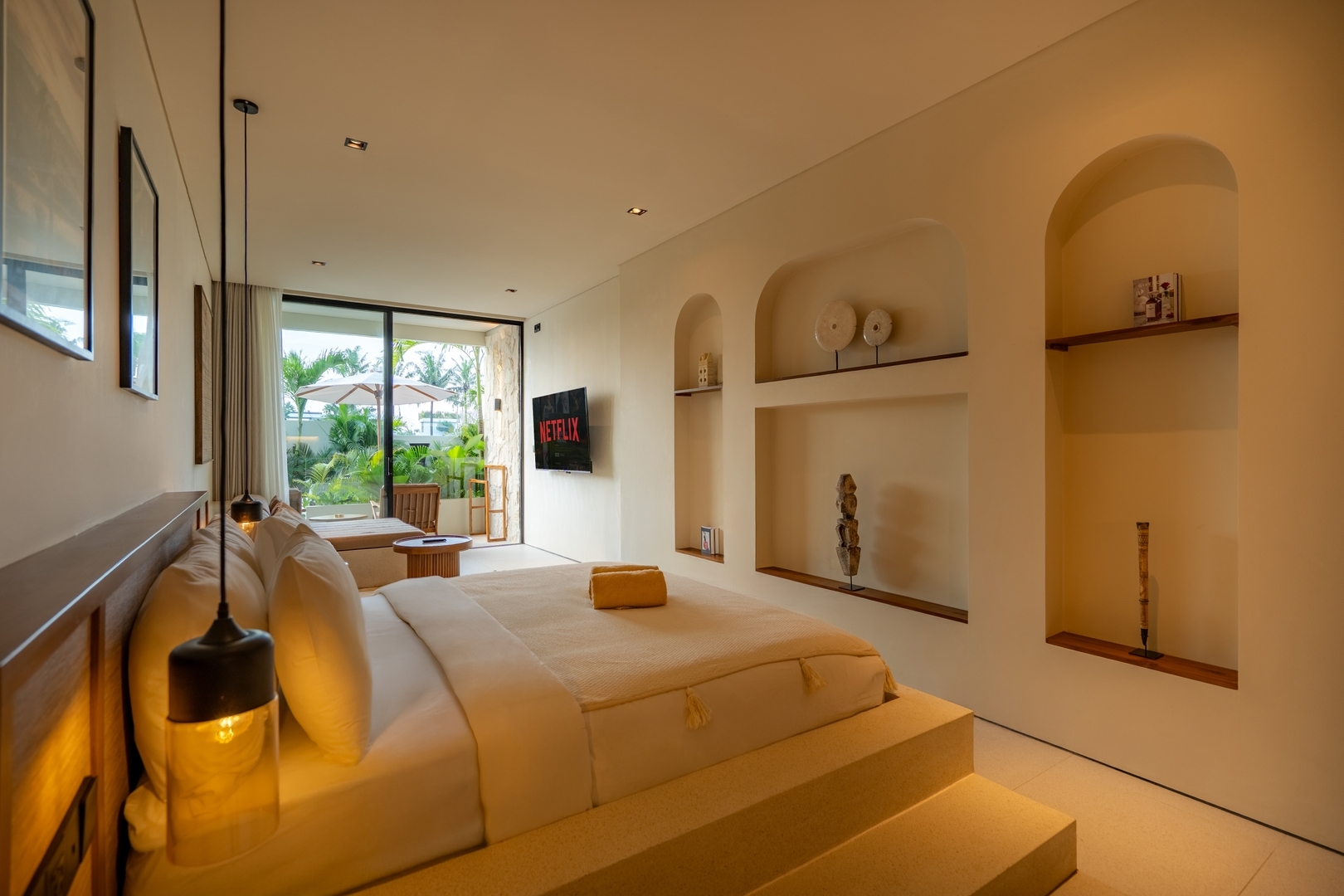 Chic-Design Canggu Studio | Poolside & Work-Hub