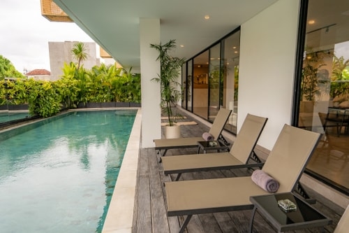 Beachside 1BR Batu Belig | Poolside Work Access