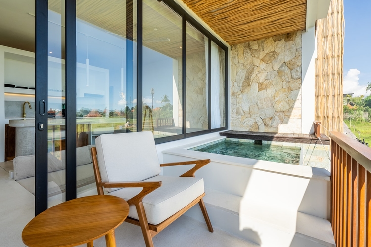 1BR Pererenan Beach Apart - Sunset Pool Balcony