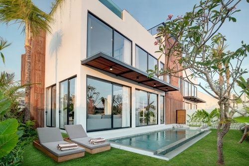 Artistic 4BR Coastal Villa w/ Infinity Pool & Sauna