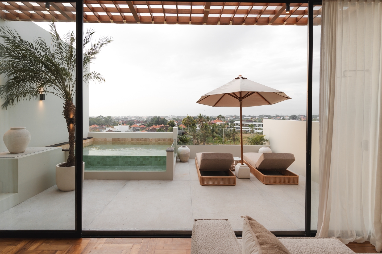 Canggu Serene 2BR Penthouse, Scenic Balcony & Pool