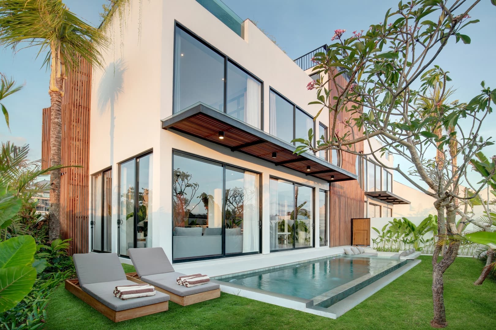 Artistic 4BR Coastal Villa w/ Infinity Pool & Sauna