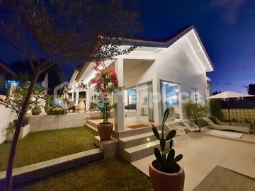 Outdoor Oasis: Beautiful Landscaped Garden with Room for a Pool