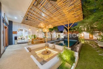 Ultimate Tropical Getaway: Spacious Minimalist 10-Bed Villa for Yearly Lease in Canggu – Echo Beach