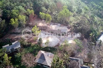 The Crown Jewel of Nusa Ceningan – 1000 sqm Beachfront Land with Cliffside Plateaus Perfect for Luxury Development