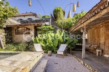 Timeless Elegance: Vintage Style Villa Overlooking the Ocean