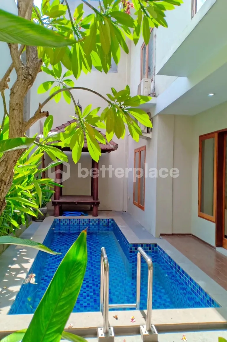 Contemporary Kerobokan Villa for Yearly Rental, Showcasing Elegant Design and Generous Family Living Spaces