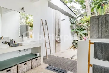 Walk to Beaches from Contemporary Family Villa