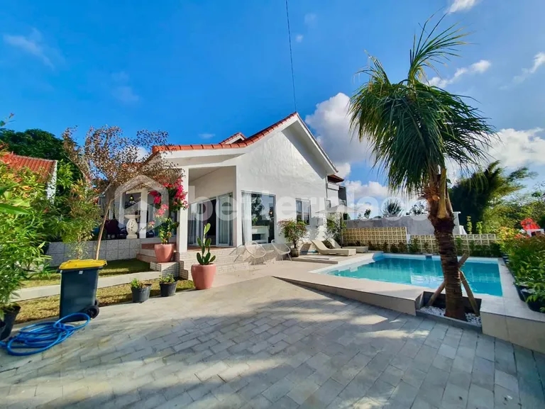 Outdoor Oasis: Beautiful Landscaped Garden with Room for a Pool