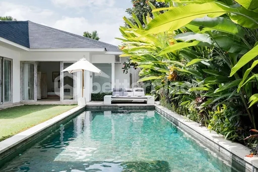 Walk to Beaches from Contemporary Family Villa