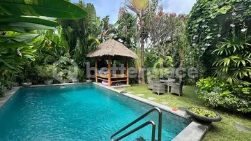 Charming Old-Skul Tropical Villa in Peaceful Berawa – 3 Bedrooms with Sunset Views