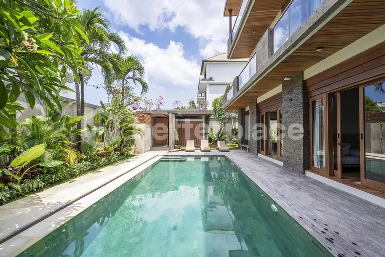 Spacious 6-Bedroom Yearly Rental Villa in the Heart of Canggu, 8 Minutes Walking to Berawa Beach