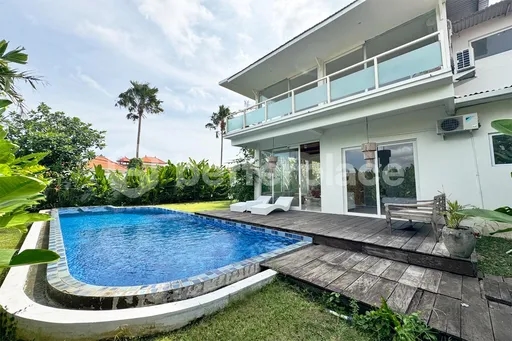 Chic and Contemporary 4-Bedroom Villa for Rent in Canggu – The Perfect Blend of Luxury and Comfort