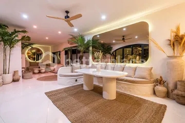 Splendid 5bd Designer villa in Berawa Beach, Canggu