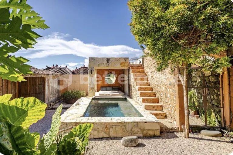 Timeless Elegance: Vintage Style Villa Overlooking the Ocean