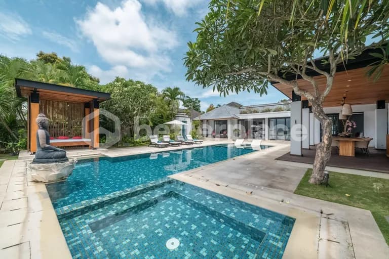 Beachfront Bliss: Luxurious 4-Bedroom Yearly rental Villa in Tanjung-Benoa, Bali