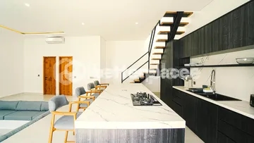 Peaceful Padonan Retreat: Spacious Leasehold Villa with Amenities Nearby