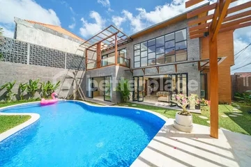 Elegant 4-Bedroom Villa with 2 Kitchens and Spacious Parking in Semer