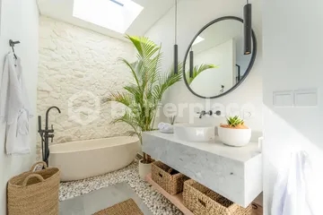 Nature’s Embrace: Light-Filled Living Spaces with Serene Views