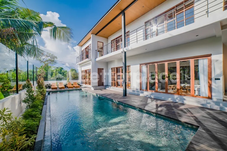 6 Bedroom Modern Villa in Cemagi, 2 Minutes from the Beach