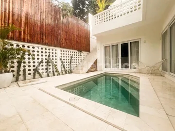 Stylish Enclosed Living Villa near Berawa and Batu Bolong – Perfect Bali Getaway