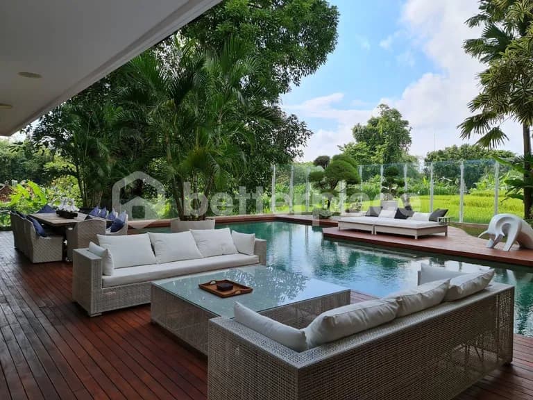 Spacious 4 Bedroom Villa in Kerobokan with Stunning Rice Field Views