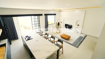 Peaceful Padonan Retreat: Spacious Leasehold Villa with Amenities Nearby