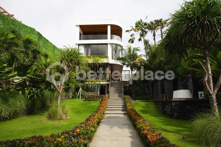 Luxury Oasis in Pererenan: Exquisite Bali Villa with Modern Amenities in Prime Location