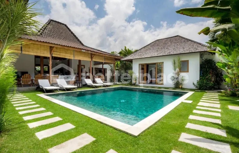 Bali Luxury Redefined: Exquisite Seminyak Leasehold Villa with Joglo Elegance