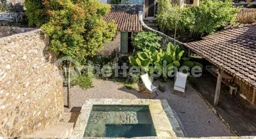 Timeless Elegance: Vintage Style Villa Overlooking the Ocean