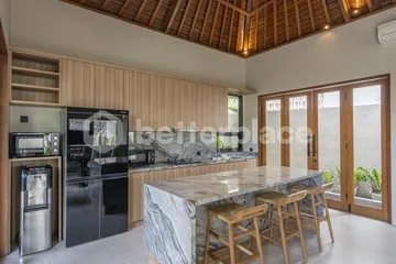 Spacious 6-Bedroom Yearly Rental Villa in the Heart of Canggu, 8 Minutes Walking to Berawa Beach