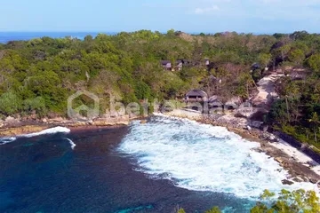 The Crown Jewel of Nusa Ceningan – 1000 sqm Beachfront Land with Cliffside Plateaus Perfect for Luxury Development