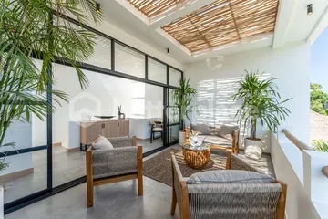 Nature’s Embrace: Light-Filled Living Spaces with Serene Views