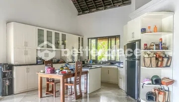Spacious 5 Bedroom Villa in Pererenan for Yearly Rental