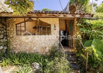 Timeless Elegance: Vintage Style Villa Overlooking the Ocean