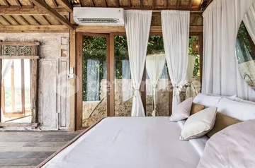 Peaceful Hilltop Living – Vintage Villa Minutes from the Beach