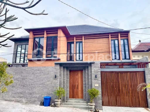 Elegant 4-Bedroom Villa with 2 Kitchens and Spacious Parking in Semer