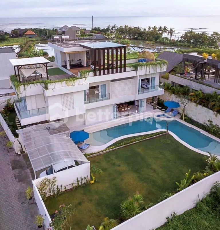 Brand New Villa Walking Distance to the Beach!