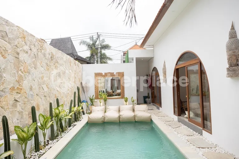 Mediterranique Villa: 3-Bedroom Padonan Escape with Enclosed Living and Investment Appeal