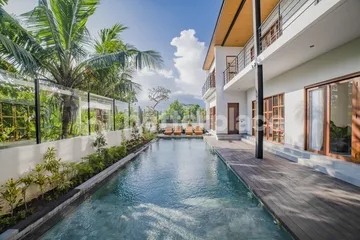 6 Bedroom Modern Villa in Cemagi, 2 Minutes from the Beach