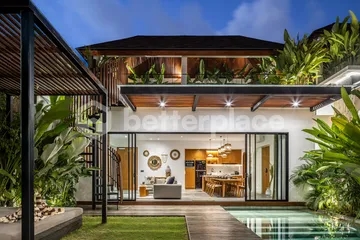 Modern 4 Bedroom Luxury Villa Steps from Batu Bolong Beach