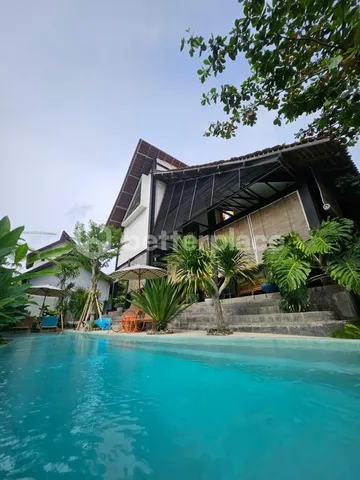 Elegant 3-Bedroom Villa with Expansive Garden in Bali