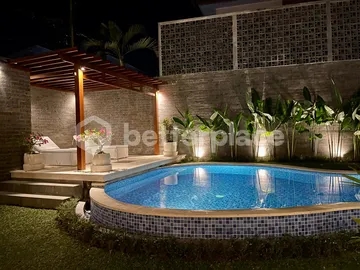 Elegant 4-Bedroom Villa with 2 Kitchens and Spacious Parking in Semer