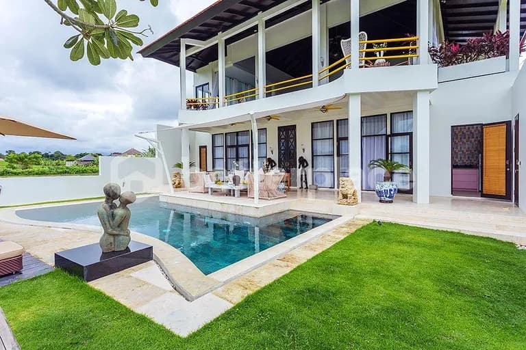 Spacious 3 Bedroom Villa in Tumbak Bayuh with Rice Field View