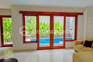 Contemporary Kerobokan Villa for Yearly Rental, Showcasing Elegant Design and Generous Family Living Spaces