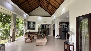 Charming Old-Skul Tropical Villa in Peaceful Berawa – 3 Bedrooms with Sunset Views