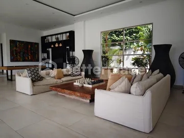 A Spacious Twin-Villa Complex Walking Distance to Balangan Beach