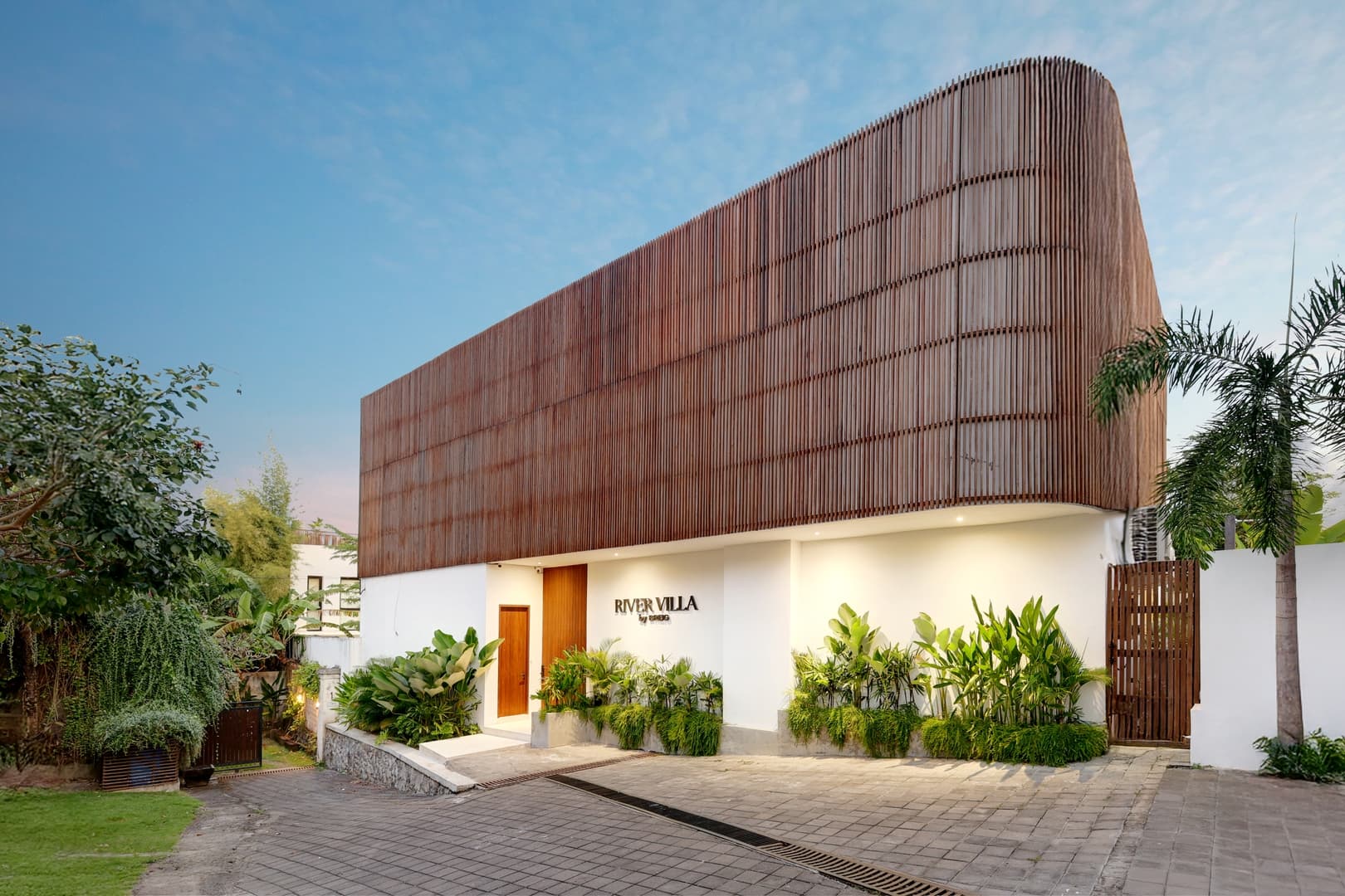 5 BR: Spacious Villa surrounding by rice fields