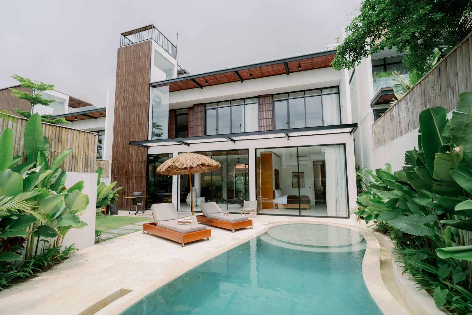 4BR Canggu Retreat Villa – Sunbed Rooftop & Pool