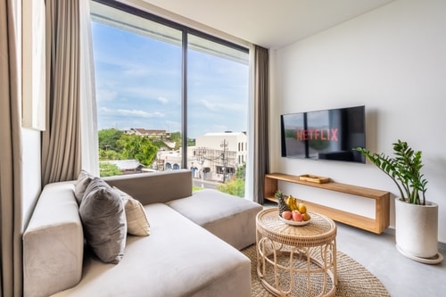 1BR Ocean View- Rooftop Gym, Pool, & walk to beach